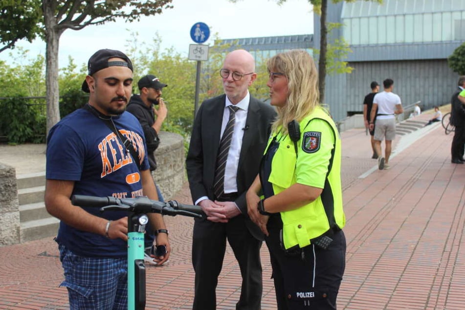 Der Kölner Polizeipräsident Uwe Jacob am Donnerstagnachmittag während der Kontrolle eines E-Scooter-Fahrers in der Kölner Altstadt.