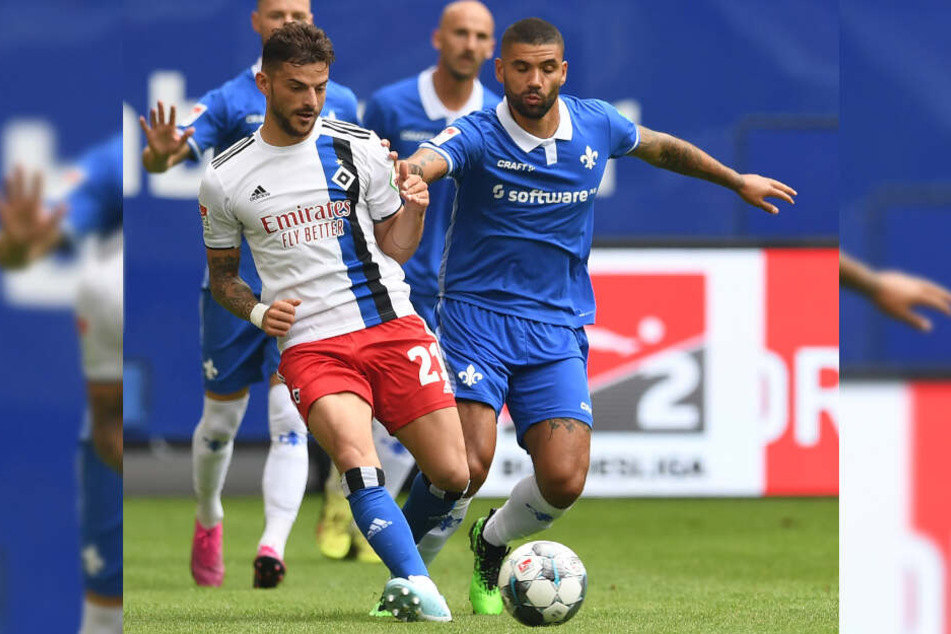Linksverteidiger Tim Leibold schirmt gegen Victor Palsson den Ball ab.