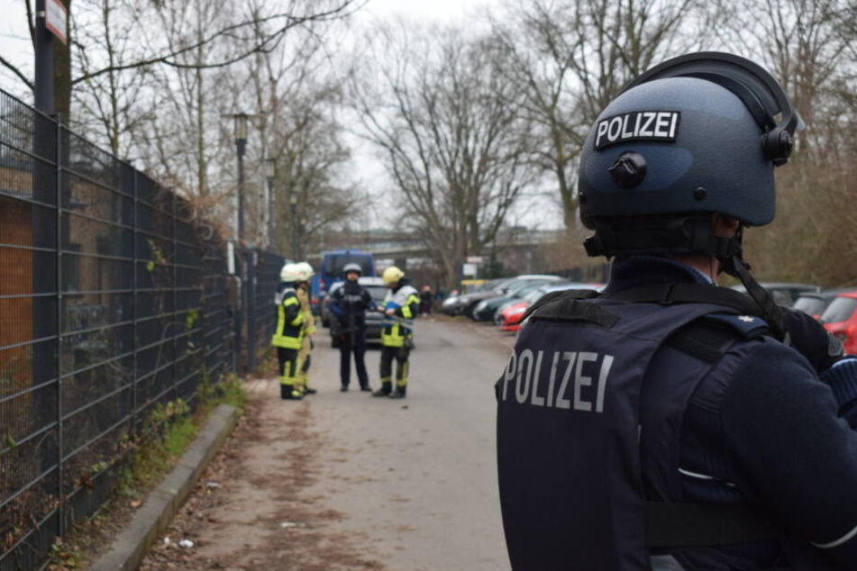 Ein bewaffneter Polizist beim Einsatz in Köln-Mülheim.