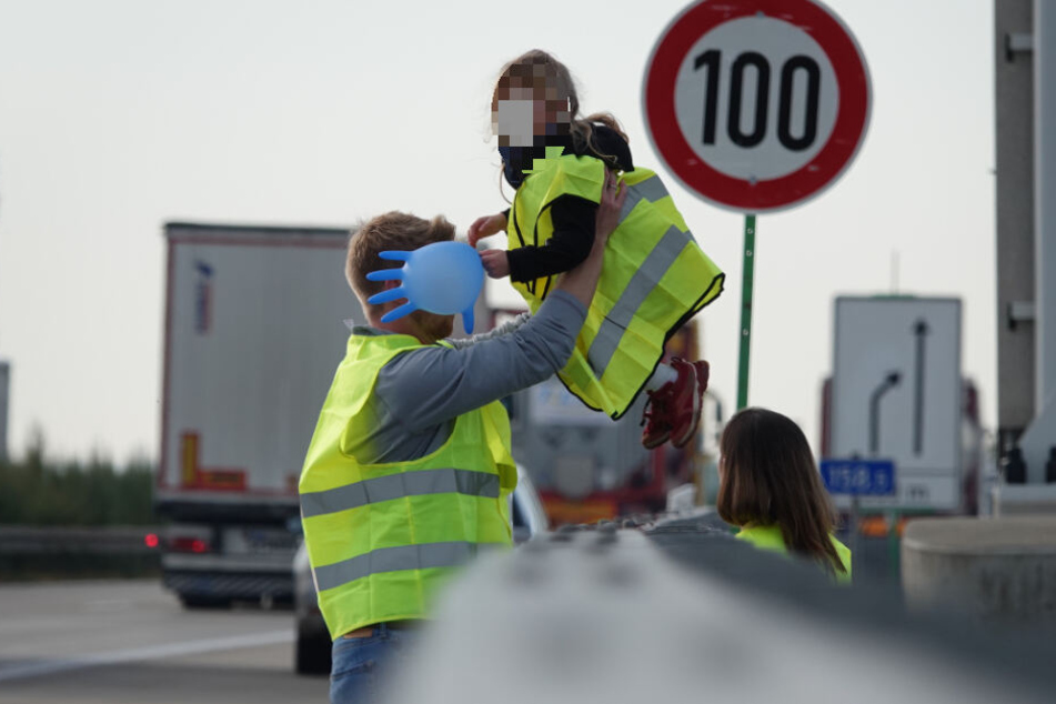 Der Vater hob seine ältere Tochter über die Leitplanke und brachte sich danach auch selbst in Sicherheit.
