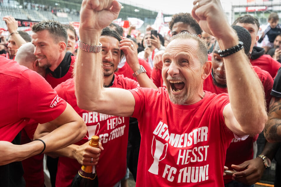 Mauro Lustrinelli (50, r.) feiert sensationell die Meisterschaft in der Schweiz.