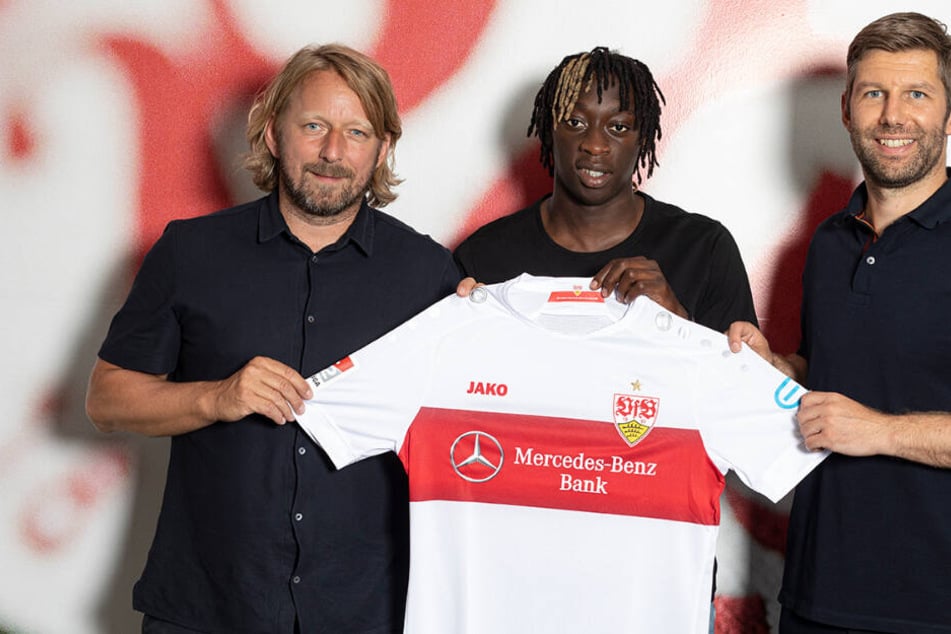 VfB-Sportdirektor Sven Mislintat, Neuzugang Tanguy Coulibaly und Sportvorstand Thomas Hitzlsperger (von links nach rechts im Bild).