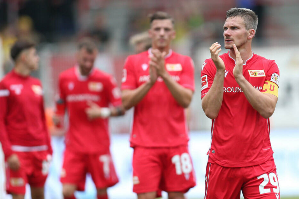 Michael Parensen (r.9 bedankt sich nach dem Spiel gegen Bröndby IF bei den Fans.