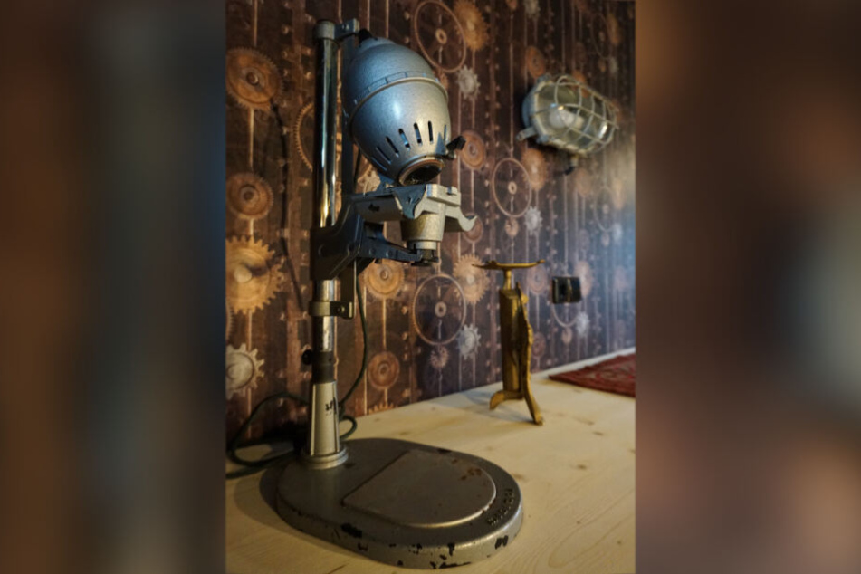Alte Geräte, wie Fotobelichter, sind die Hingucker in den Zimmern der Steampunk-Pension.