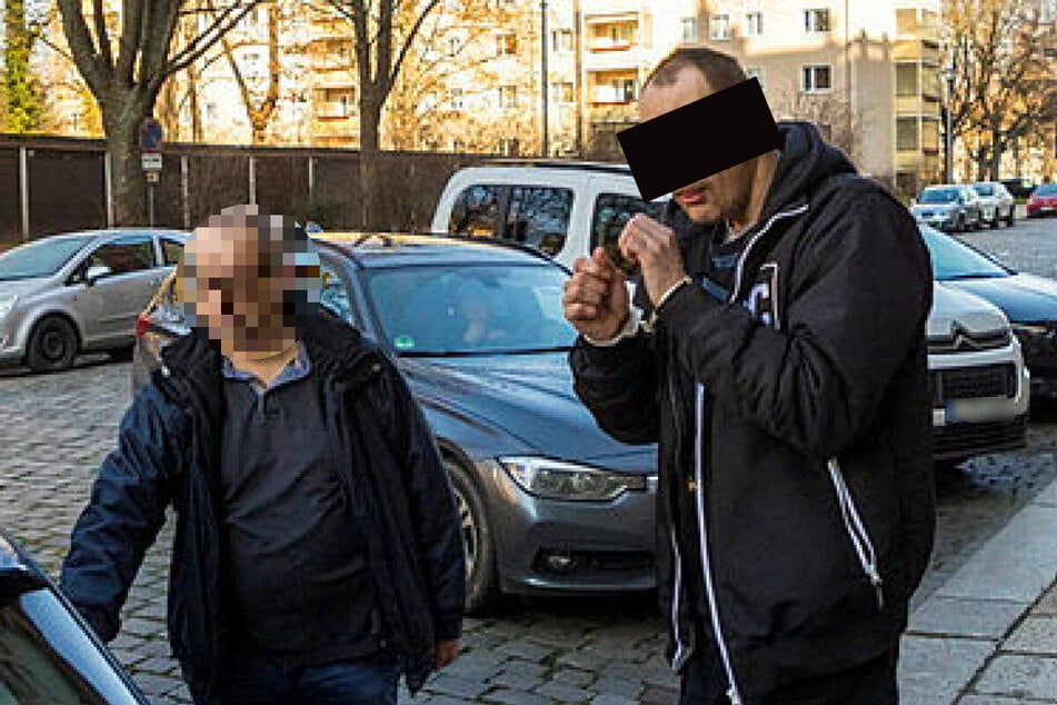 Feuerteufel Heino E. (40) auf dem Weg zur Haftrichter-Vorführung. Am 29. Juli beginnt der Prozess gegen den Brandstifter aus der "Langen Lene".