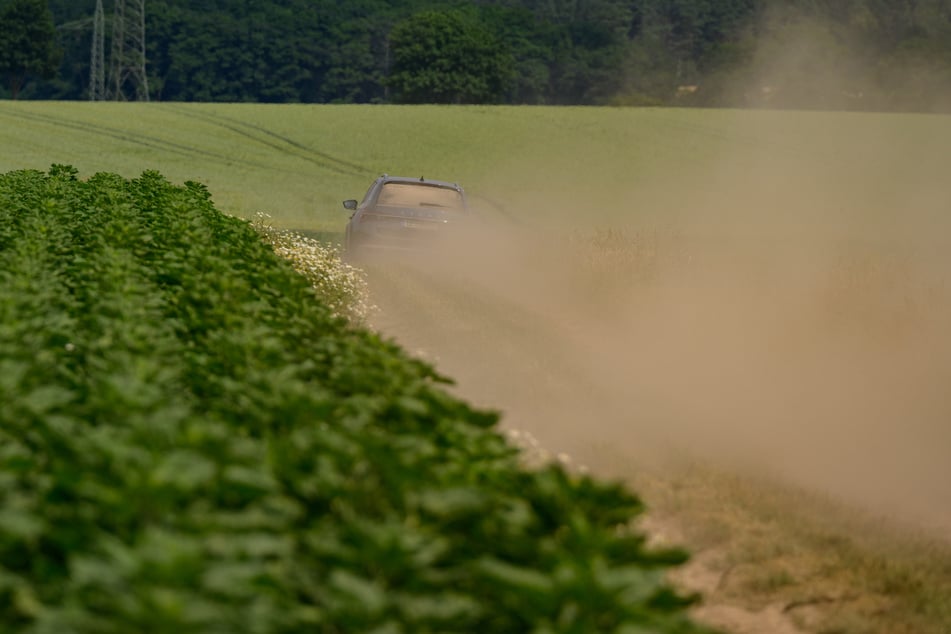 Ein Mann hält mit seinem Wagen an einem Feldweg. Plötzlich wird er zu Boden gestoßen und getreten. Schließlich fährt der Täter mit seinem Auto davon. (Symbolbild)