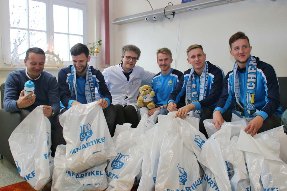 Sportvorstand Thomas Sobotzik (l.), Torjäger Dejan Bozic, Chefarzt Dr. Axel Hübler, Jakob Gesien, Florian Sowade, und Tim Campulka kamen zum Überraschungsbesuch ins Klinikum Chemnitz.