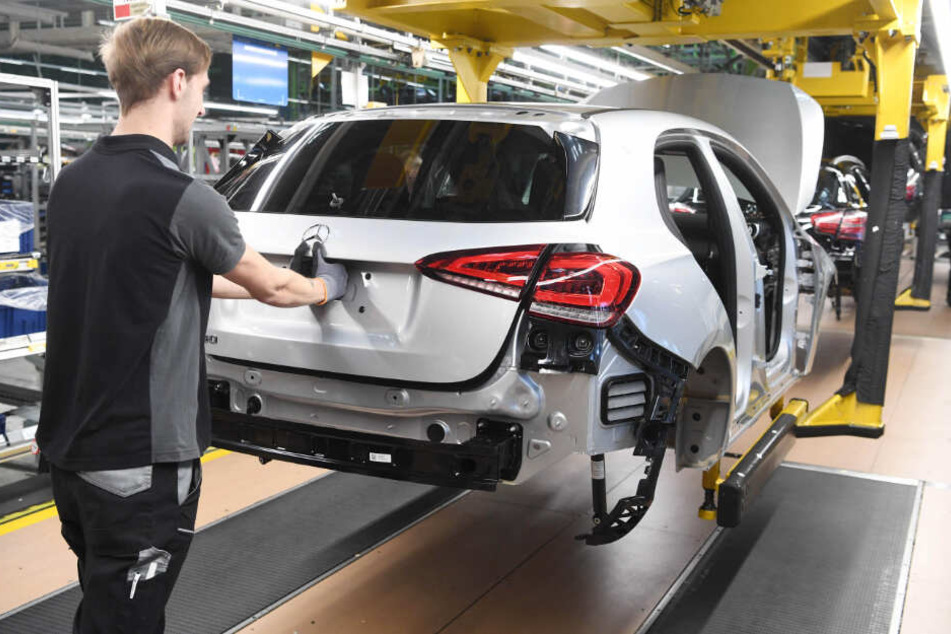Während Volkswagen Personal einsparen will, ist man bei Daimler noch nicht so weit. (Symbolbild)
