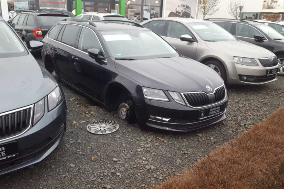 Auf dem blanken Boden stehend fanden Mitarbeiter des Autohauses den Skoda Octavia vor.