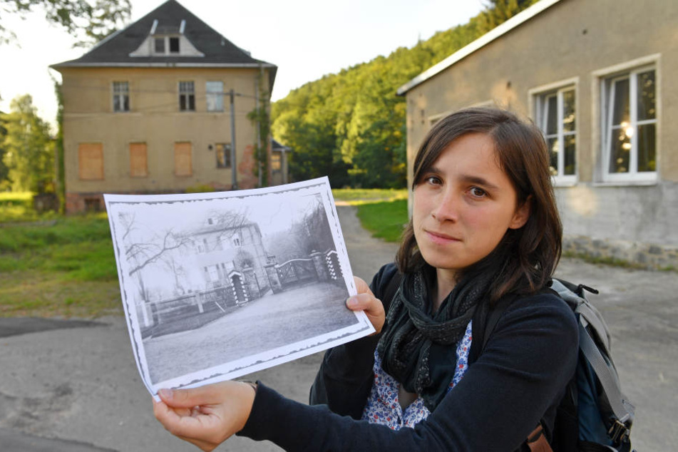 Gymnasiallehrerin Anna Schüller hält ein historisches Foto der Villa in ihren Händen. Zwischen 1933 und 1937 inhaftierten SA und SS auf dem Gelände der alten Spinnerei mehr als 2000 Regimegegner. Anna Schüller ist beharrlich: Seit ihrer Schulzeit kämpft s
