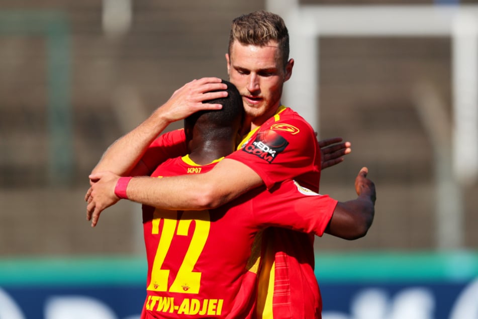 Der SC Paderborn 07 kann auch in der neuen Saison auf Dennis Srbeny (r.) und Christopher Antwi-Adjej setzen.