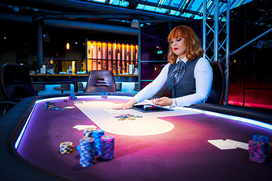 Beim Casino Schenefeld ist eine Schulung zum Poker-Dealer (m/w/d) komplett kostenlos für Dich.