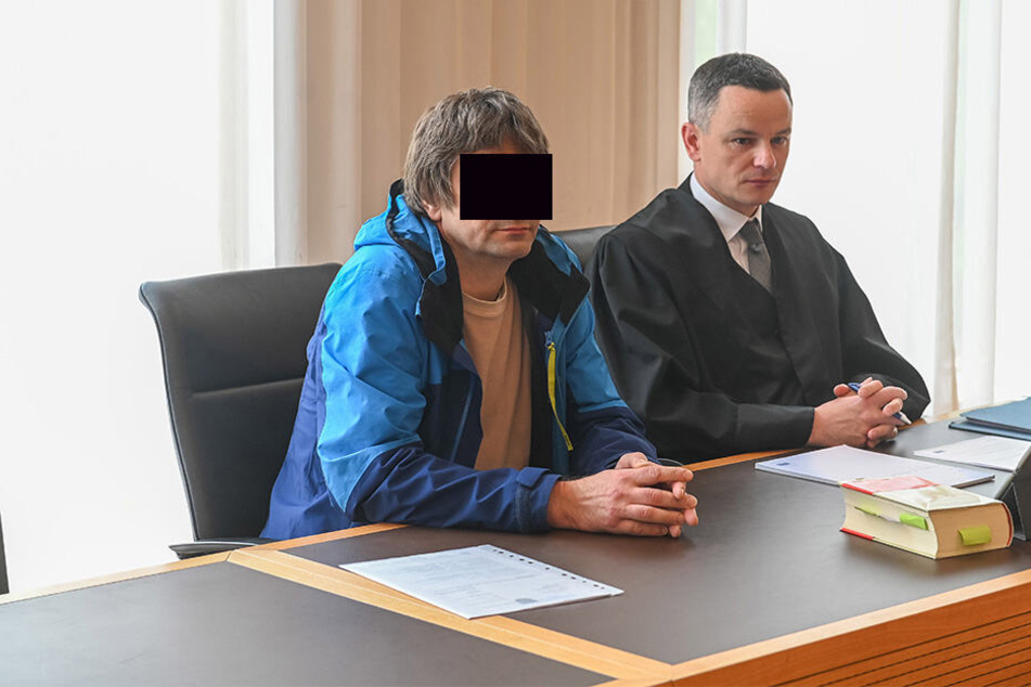 Torsten K. (46) räumt die brutelen Schläge auf den Amtsleiter offen ein.