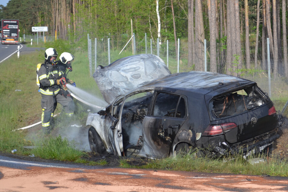 Golf geht nach Crash in Flammen auf: Zwei Schwerverletzte