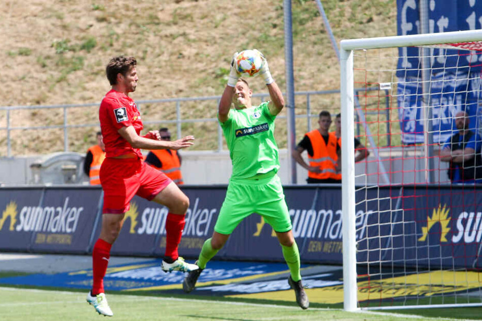 Magdeburg-Keeper Alexander Brunst hält den Schuss von Ronny König.