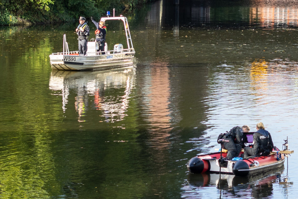 Die Polizei suchte das Wasser auch mit einem Sonargerät ab.