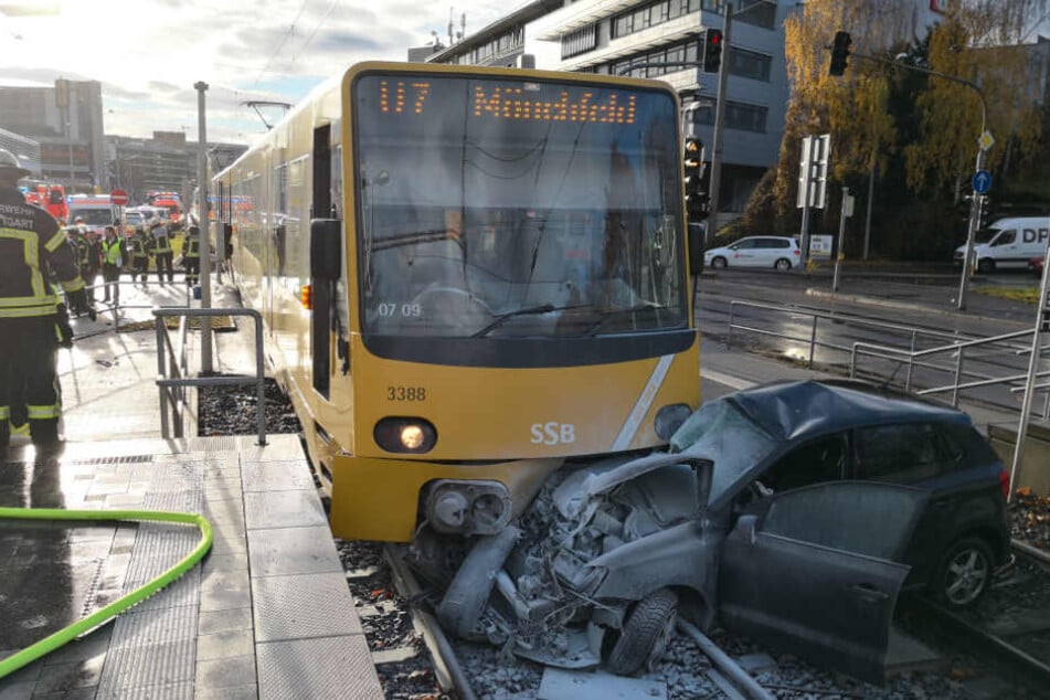 Der VW-Polo und die Stadtbahn der Linie U7 krachten ineinander. Der Fahrer hatte wohl das Rotlicht der Ampel missachtet.