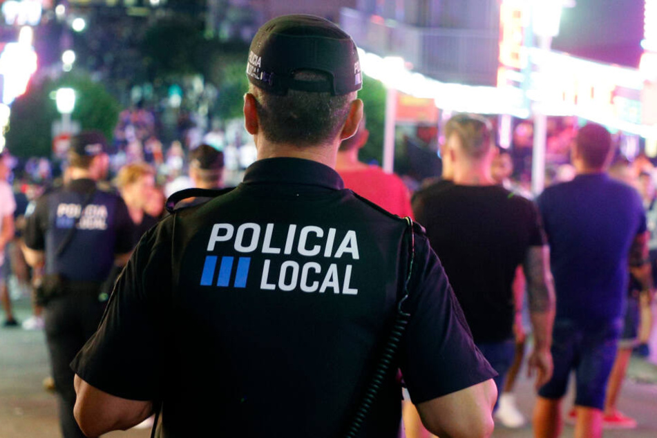 Auch Polizisten seien verletzt worden.