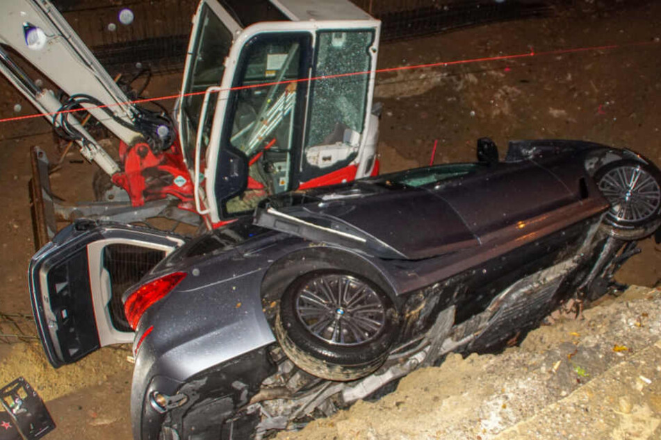In der Grube knallte der BMW dann auch noch gegen einen Bagger, der ebenfalls in Mitleidenschaft gezogen wurde.