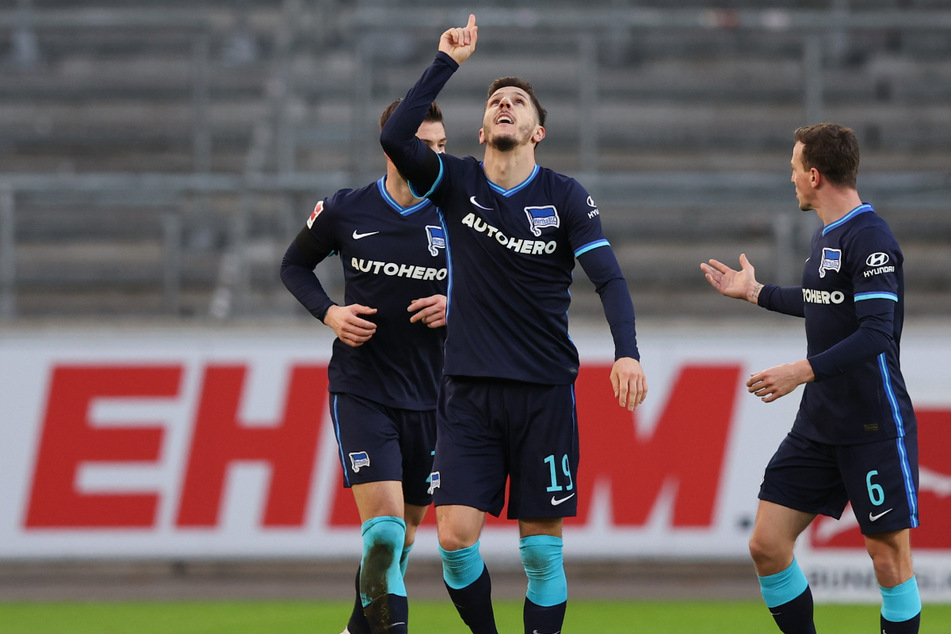 Gruß an den Fußballgott? Berlins Stevan Jovetic (M.) hält die Hertha mit seinem Treffer am Leben.