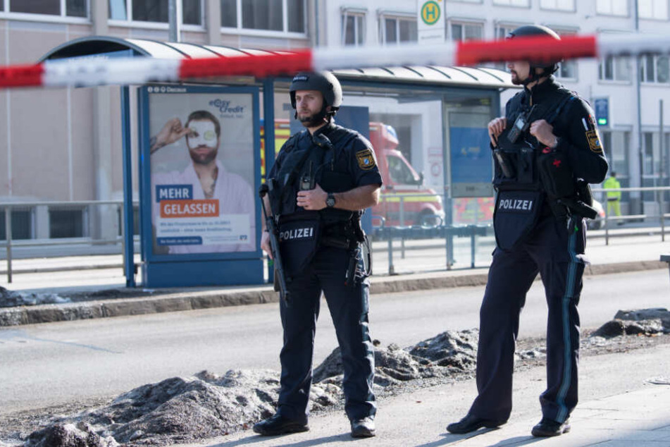 Polizisten stehen an einem Einsatzort im Stadtteil Au.