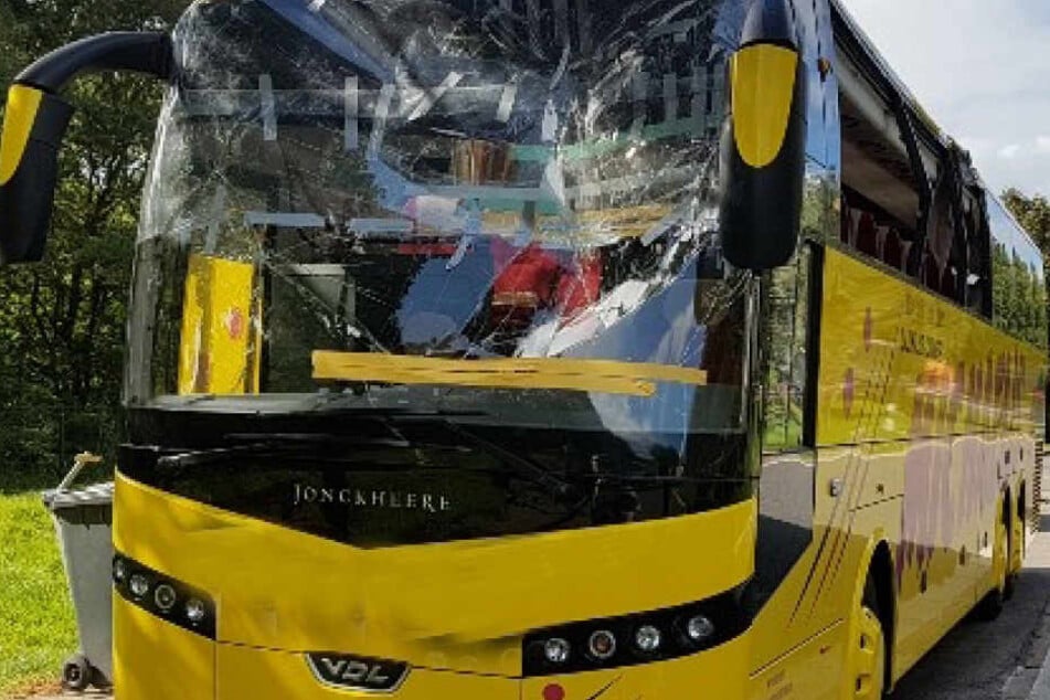 Völlig zerstört: Die Windschutzscheibe des Reisebusses.
