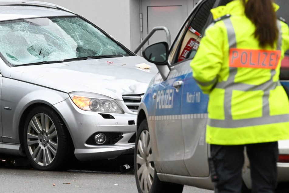 Das Foto zeigt links den silbernen Mercedes, mit dem die Attacke in Volkmarsen ausgeführt wurde.