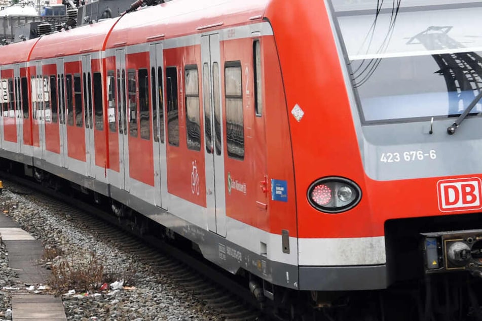 Unbekannte haben eine fahrende S-Bahn mit Steinen beworfen. (Symbolbild)