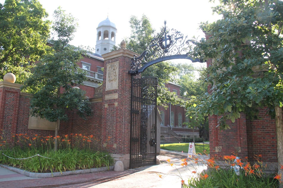 Der Campus der Harvard-Universität in Cambridge in Massachusetts. Studierende der Universität müssen sich zum Beginn des neuen Semesters gegen Corona impfen lassen.