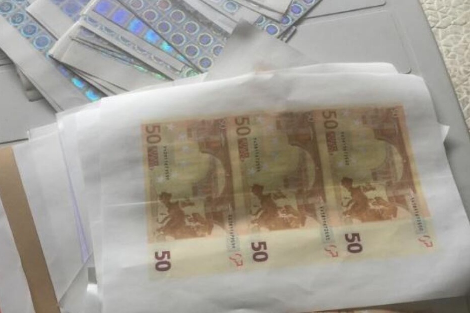 Konfiszierte 50-Euro-Scheine der Geldfälscher