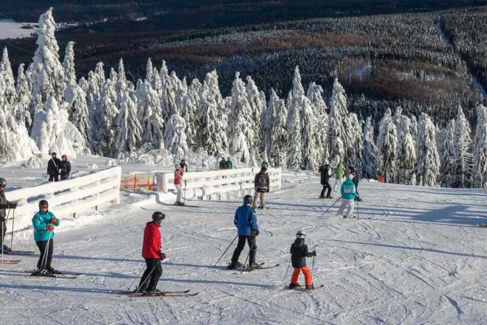 Die meisten Abfahrtsstrecken auf dem Fichtelberg sind für die Skifahrer geöffnet.