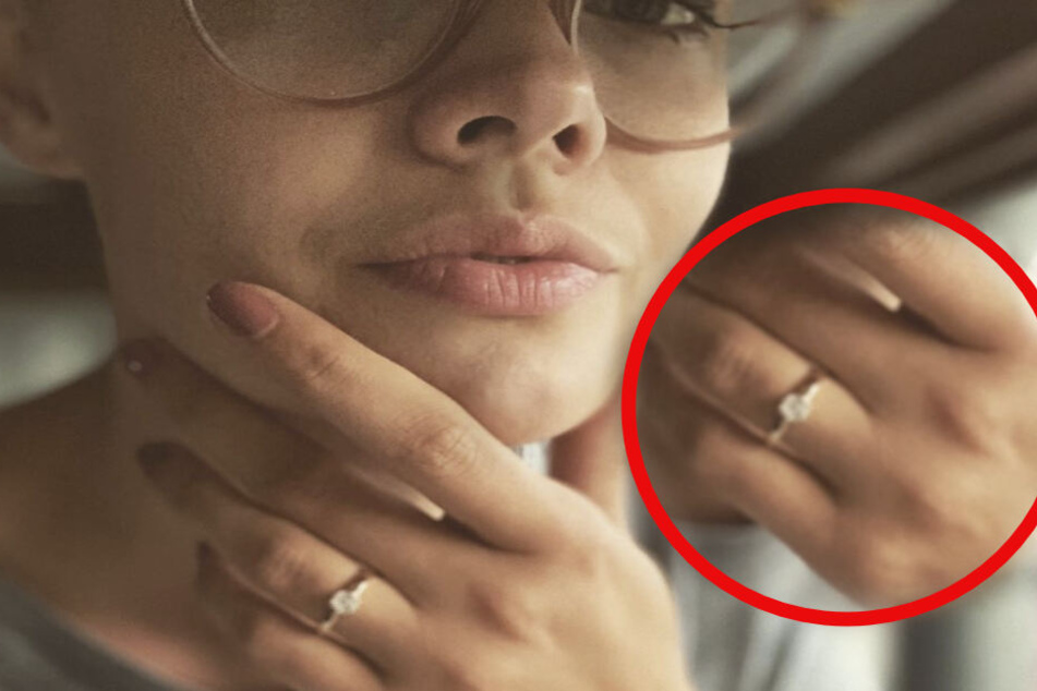 Was funkelt denn da an Franzis Ringfinger?