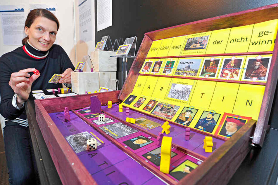 Mit Martin Luther spielen: Constanze Schwegler zeigt das Siegerprojekt im Spielmuseum.