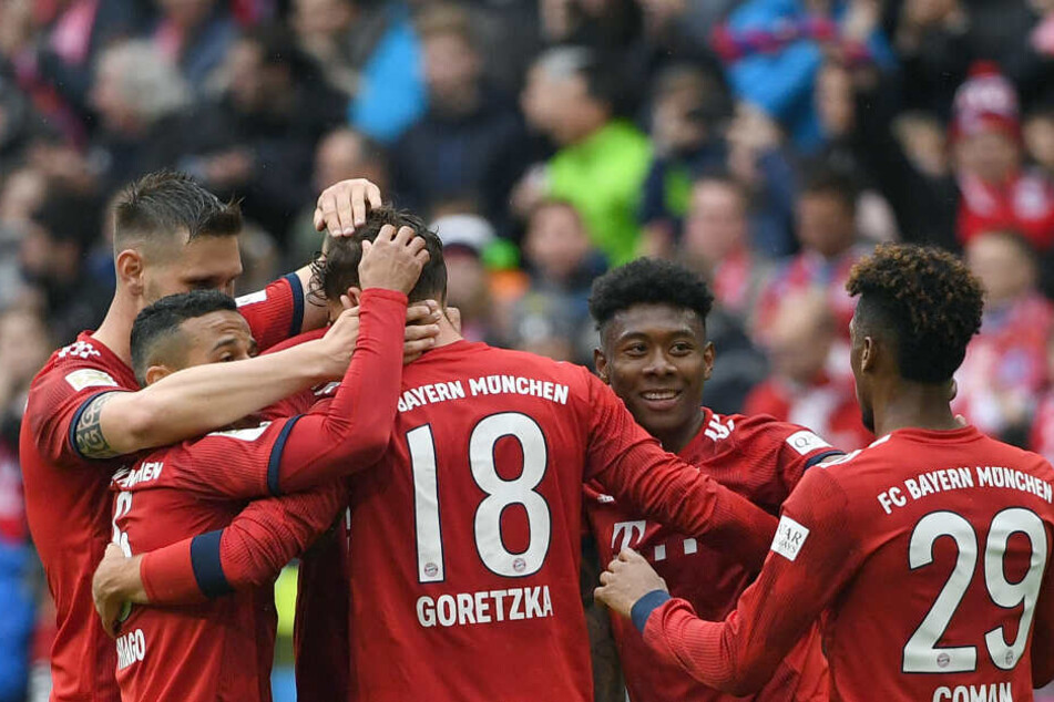 Münchens Spieler jubeln mit Leon Goretzka (M) über seinen Treffer zum 2:0.