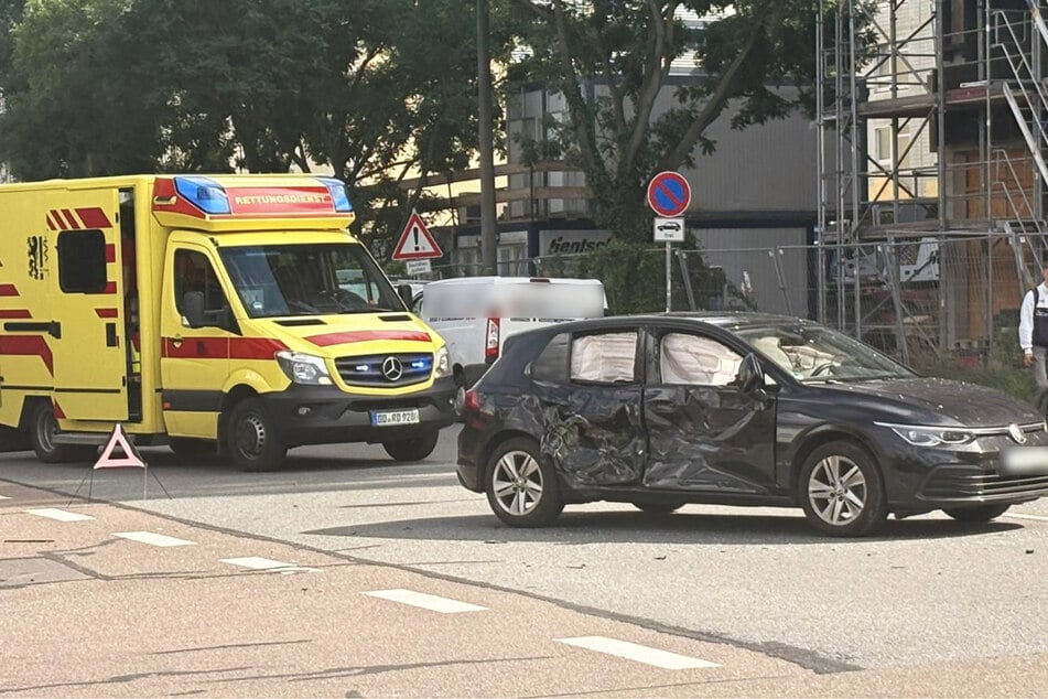 Die gesamte rechte Seite des VW ist mit Dellen übersät.