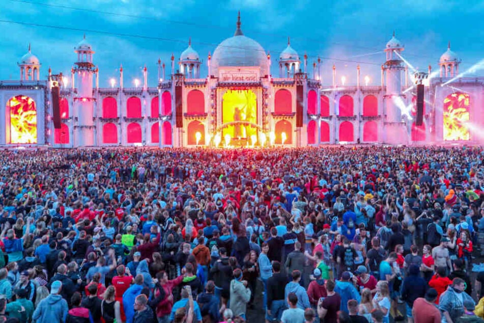 Zehntausende Besucher tanzen vor der Hauptbühne des Elektro-Festivals "Airbeat One".