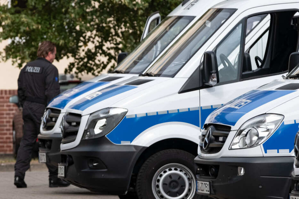 Einsatzwagen der Polizei stehen bereit. (Symbolfoto)