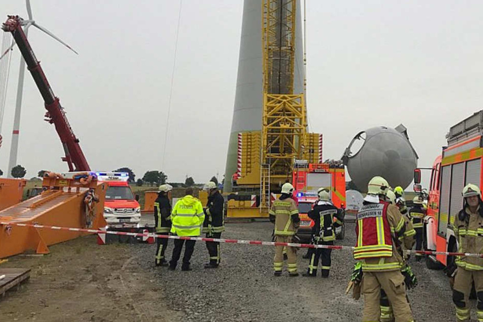Höhenretter der Feuerwehr machten sich auf den Weg zu dem Verletzten.