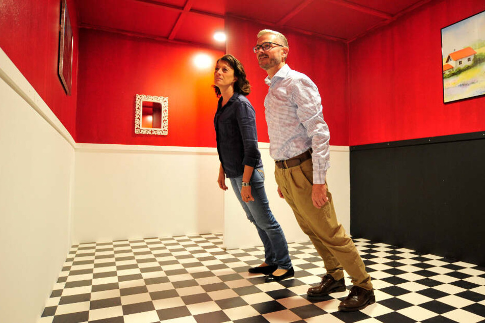 Museumsleiterin Claudia Glashauser (32) und Thomas Staudt (53) stehen im schiefen Zimmer.