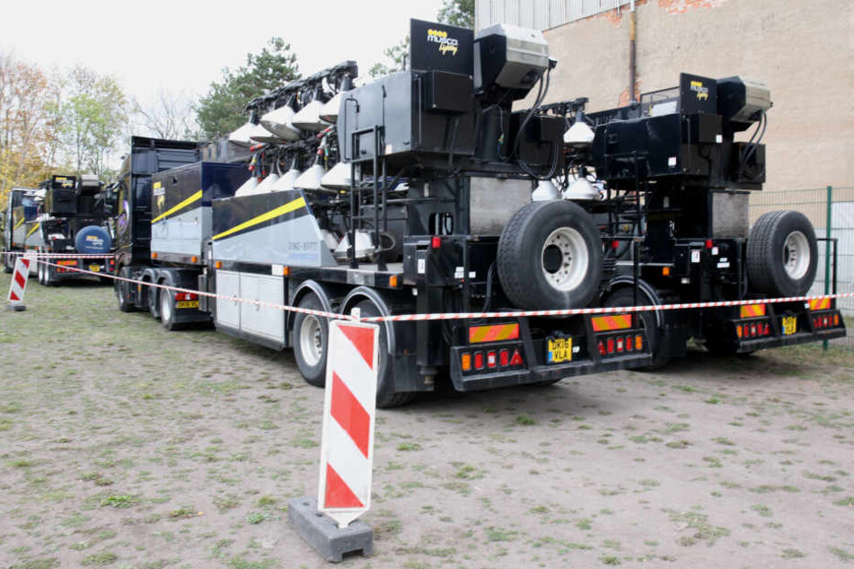 Vier englische Trucks stehen seit Samstag im Leutzscher Holz. Am Sonntag wird das geladene Flutlicht aufgebaut, am Montag findet damit ein öffentliches Abschlusstraining statt.
