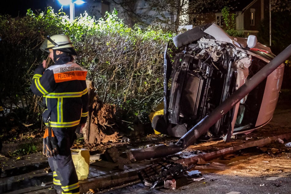 Schwerer Crash in Hamburg! Mann (32) überschlägt sich mit seinem Wagen