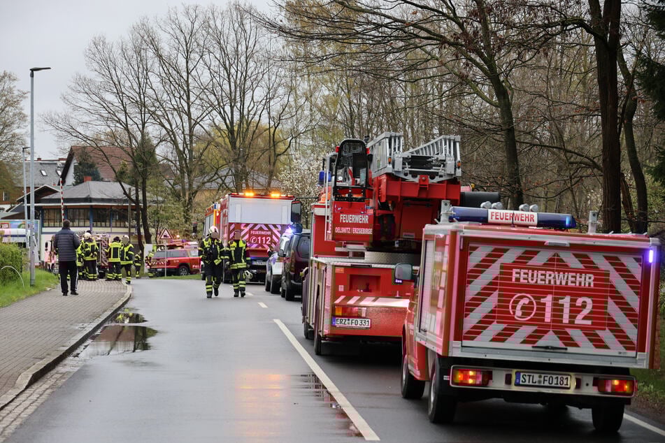 Die Feuerwehr war mit zahlreichen Einsatzfahrzeugen vor Ort.