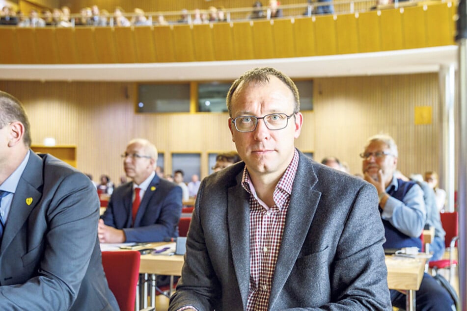 Dresdens FDP-Chef Holger Hase (43) ruft zum Protest gegen den Pegida-Jahrestag auf.