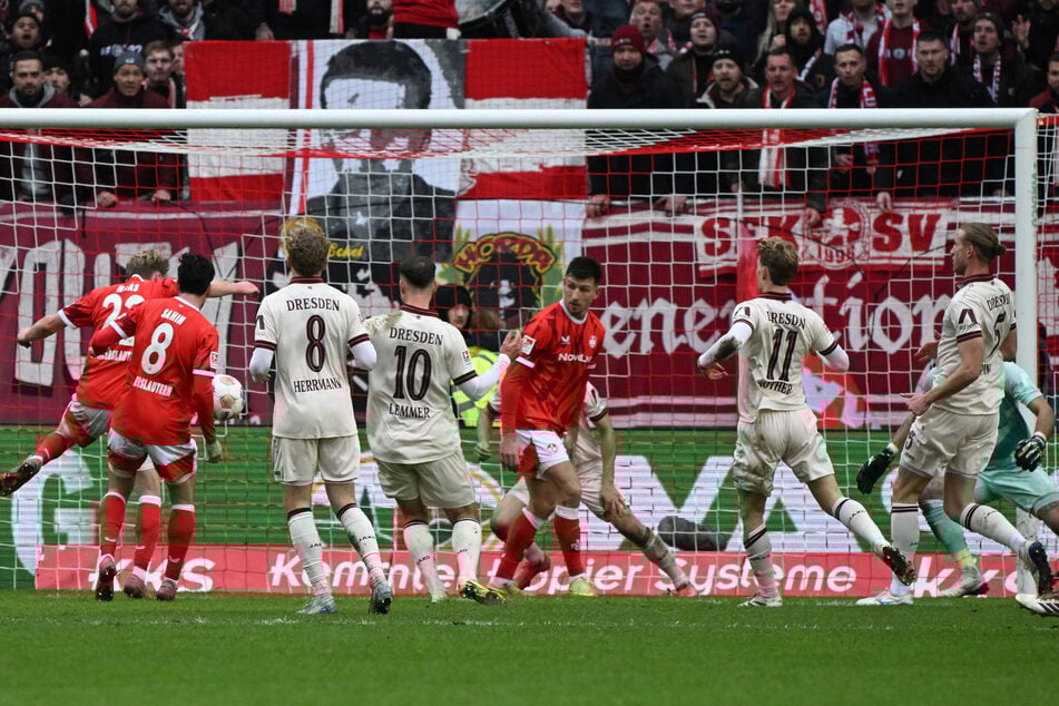 Chancenlos war Tim Schreiber bei den drei Gegentoren. Hier traf Mika Haas (20, l.) zum 3:0 für Lautern.