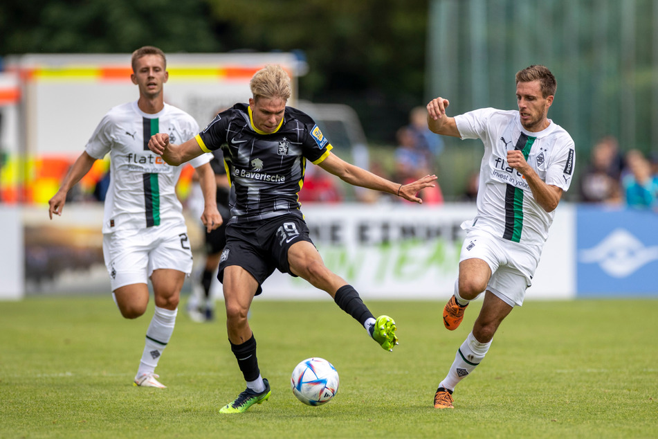 Der U-19-Nationalspieler soll neben der Frankfurter Eintracht auch vom Bundesligisten Borussia Mönchengladbach umworben sein.