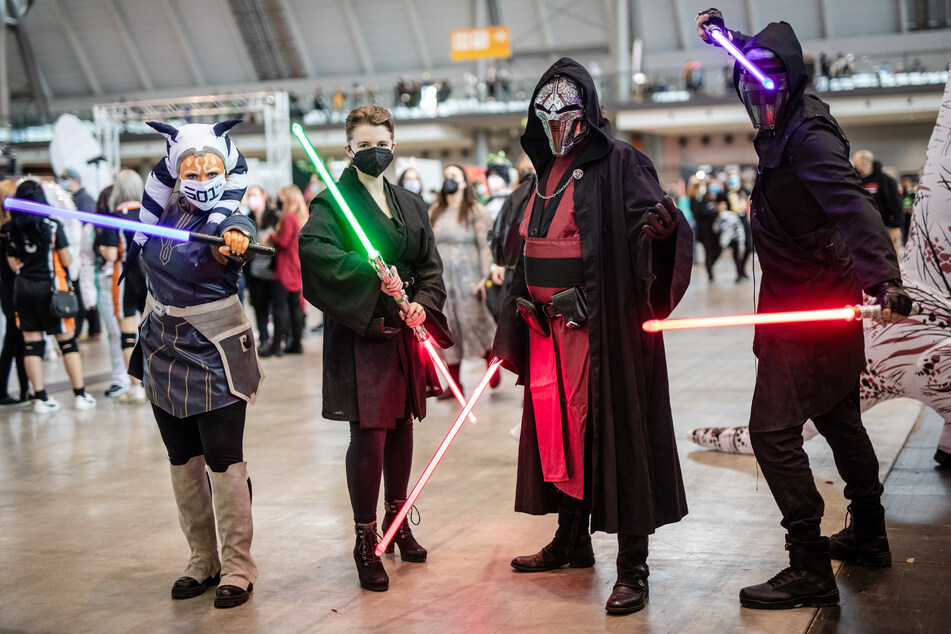Verkleidete Besucher in „Star Wars“-Outfit posieren bei der Comic- und Fantasymesse "Comic Con Germany" in einer Messehalle. Rund 23 Besucher kamen nach Stuttgart.
