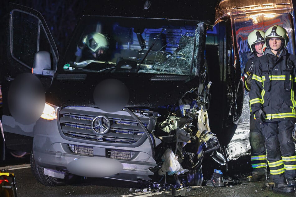 Einsatzkräfte befreiten die verletzten Fahrer vorsichtig aus den zerstörten Autos.