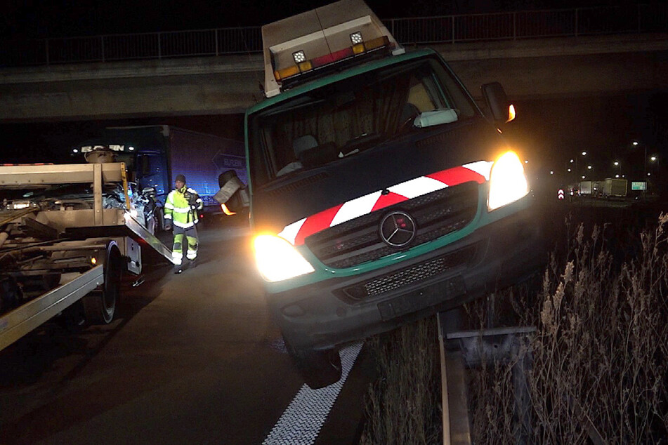 Ein Mercedes ist am Mittwochabend auf der A14 in dieses Begleitfahrzeug eines Schwerlasttransportes gekracht. Dieses wurde dadurch auf die Leitplanke geschleudert, der 53-jährige Fahrer dabei verletzt.