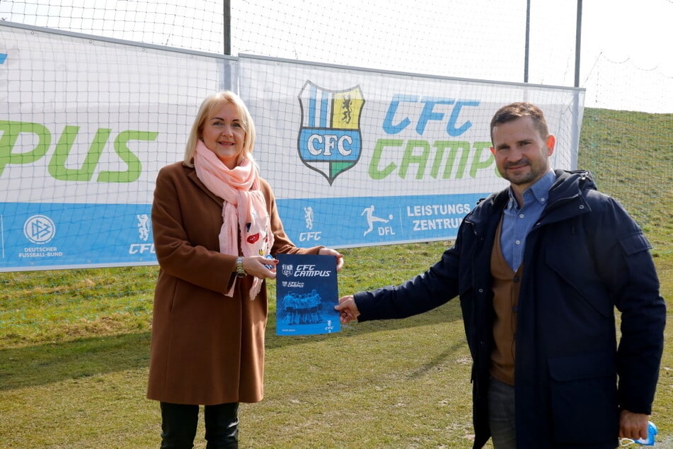 Vereinschefin Romy Polster und Geschäftsführer Marc Arnold (52) im März 2021, als die Trainings- und Spielstätte im Sportforum in "CFC Campus" umbenannt wurde.