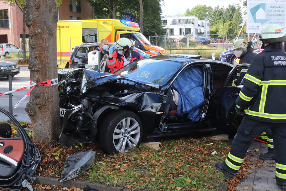 BMW kracht gegen Baum: Mutter eingeklemmt, Kinder verletzt